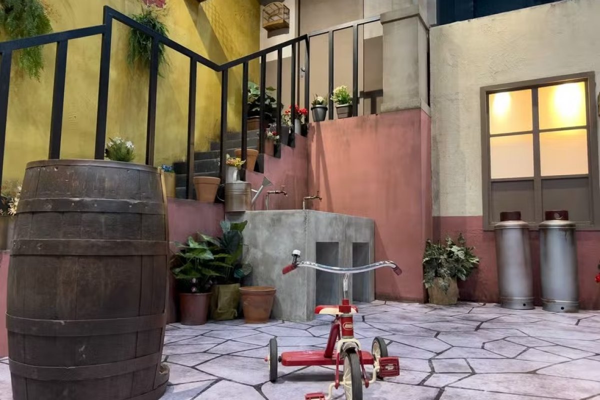 Exposição que celebra 40 anos da série 'Chaves' chega a Salvador com réplicas de figurinos e cenários