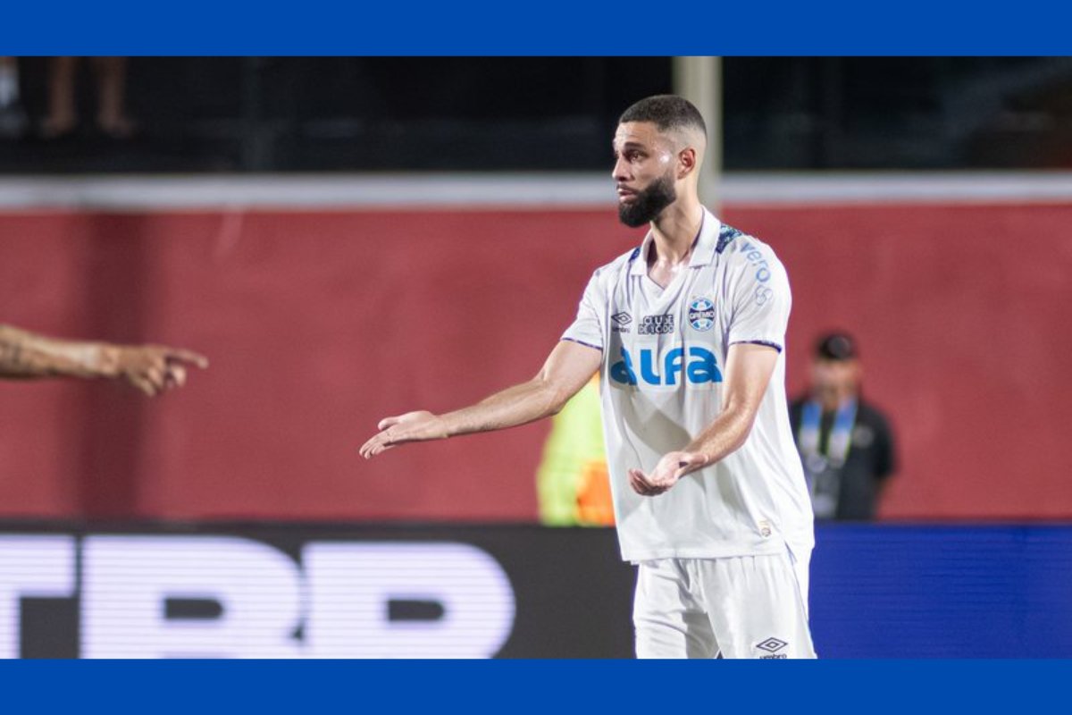 Vitória pode sofrer punições após torcida fazer cantos homofóbicos contra jogador gremista e arremessar objetos em campo