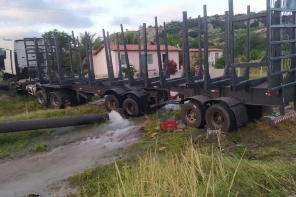 Carreta sai da pista, atinge sete carros e tubulação de água na BR-116