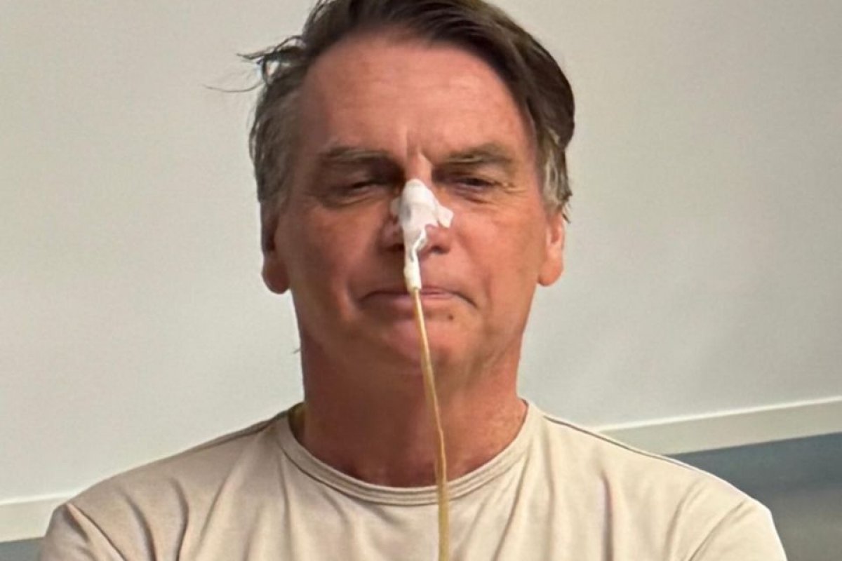 Bolsonaro continua estável em UTI e vai receber chá e gelatina por via oral, diz boletim médico
