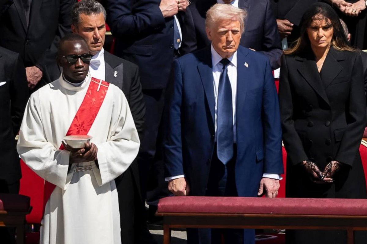 É falsa a notícia de que os Estados Unidos enviaram apenas Trump e esposa ao funeral do Papa