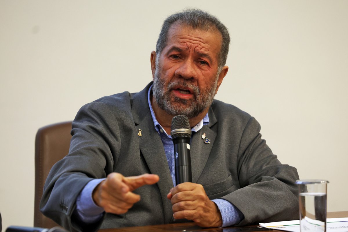 INSS 'não é botequim da esquina', diz ministro Lupi ao se defender de acusação de morosidade