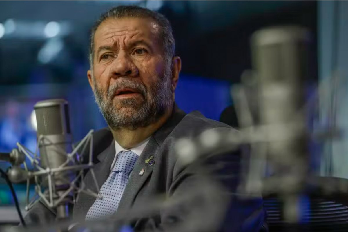 Oposição exige demissão de Carlos Lupi por suposta omissão em irregularidades na Previdência