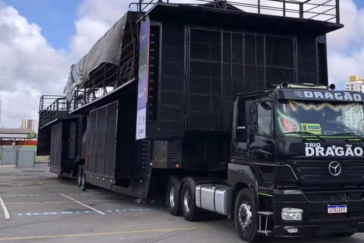 Maior trio elétrico do Carnaval de Salvador fica parcialmente destruído após pegar fogo