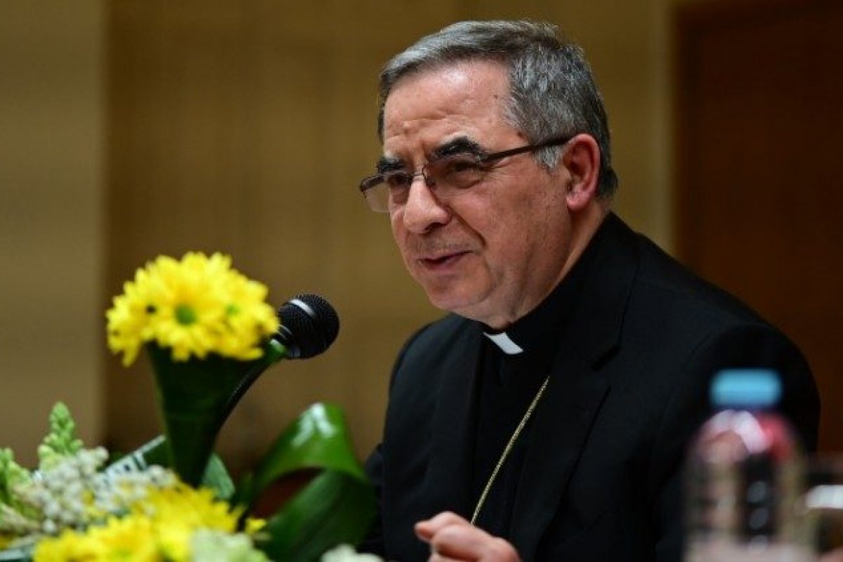 Cardeal condenado por fraude desiste do conclave
