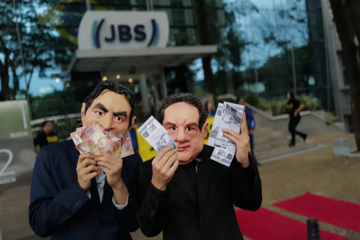 Ativistas do Greenpeace são detidos após protesto na sede da JBS