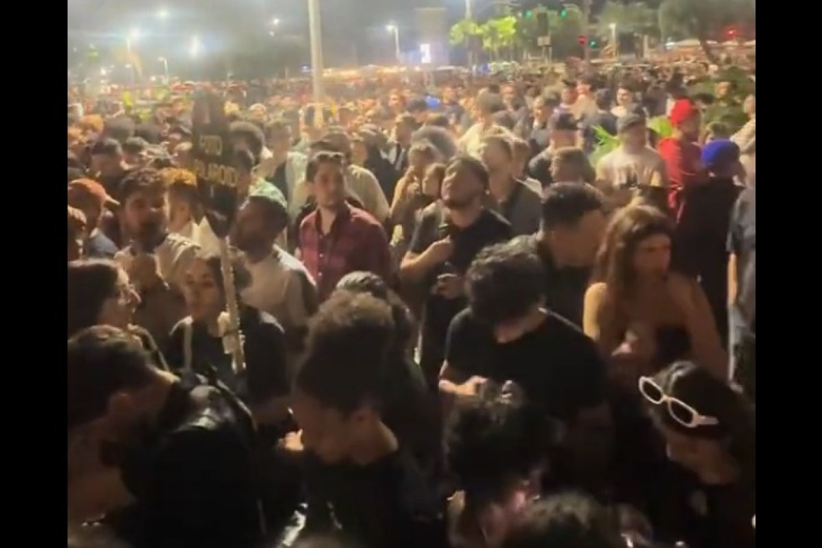 Centenas de fãs de Lady Gaga se aglomeram em frente a hotel em Copacabana