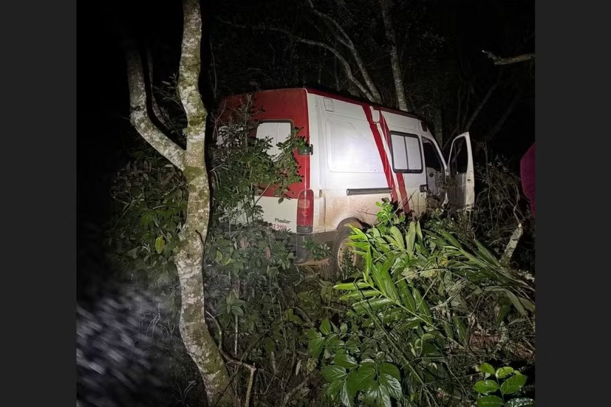 Ambulância falsa com milhares de cigarros contrabandeados é flagrada após motorista bater contra árvore em SC