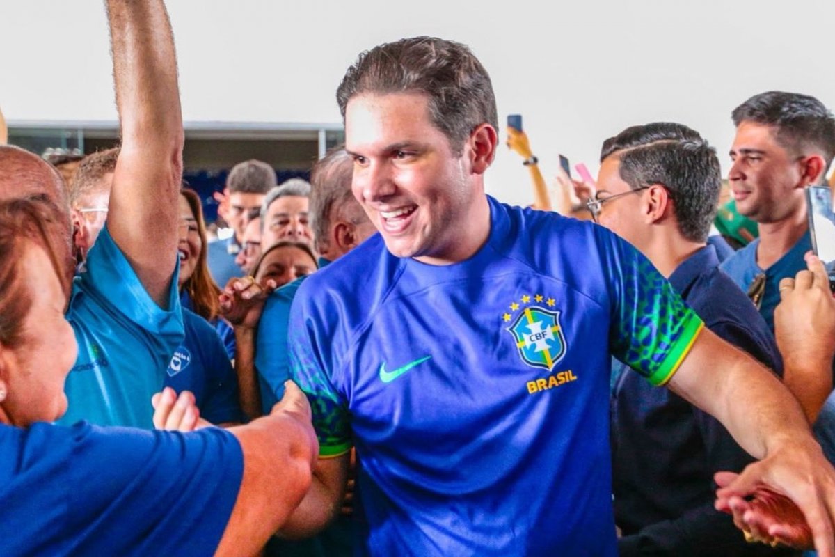 Hugo Motta se posiciona contra possível uniforme vermelho da seleção brasileira
