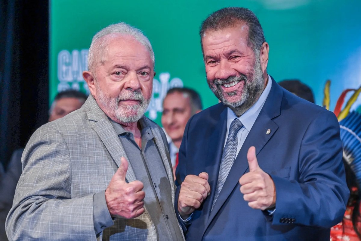 Pressão para Lula demitir Carlos Lupi aumenta no Palácio do Planalto, diz jornal 