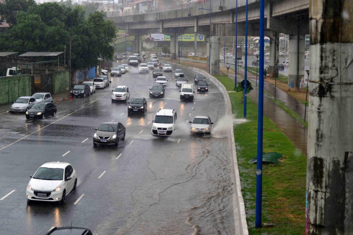 Inmet emite alerta de chuvas intensas para Salvador e mais 75 cidades baianas