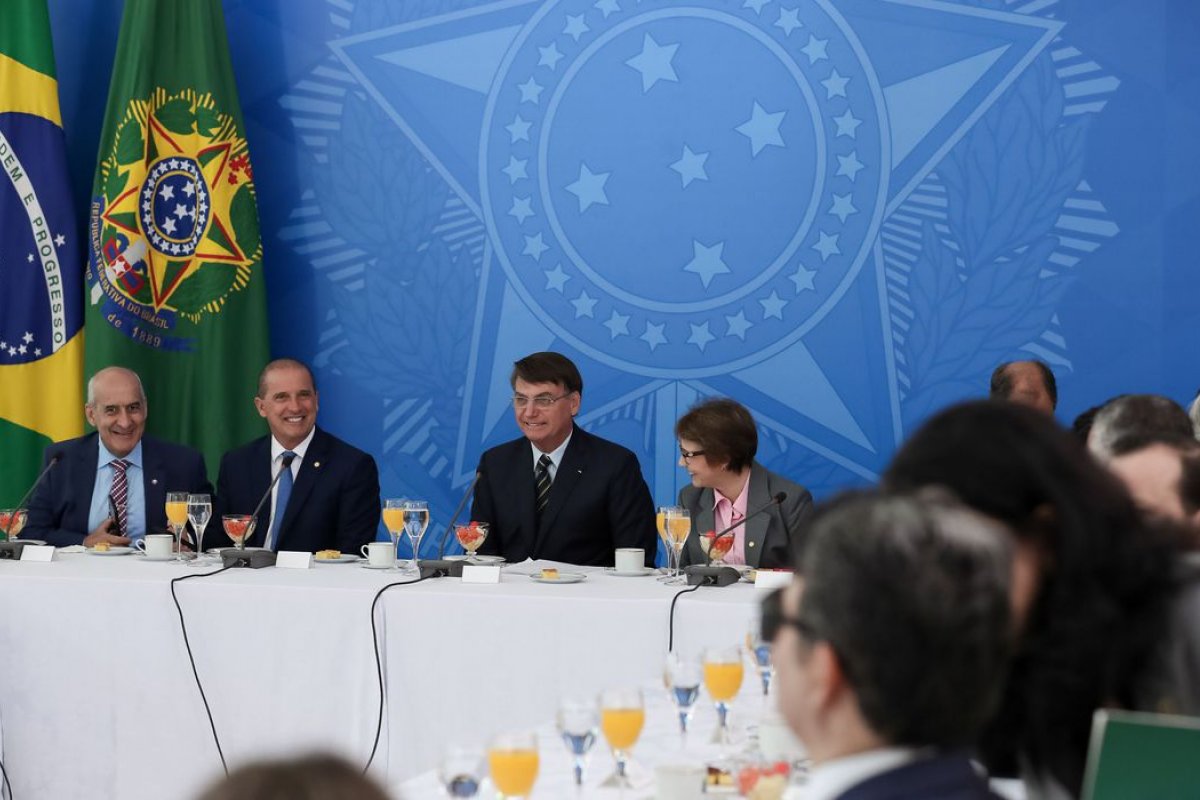 Bolsonaro se reúne com bancada ruralista e pede apoio em projeto sobre áreas indígenas