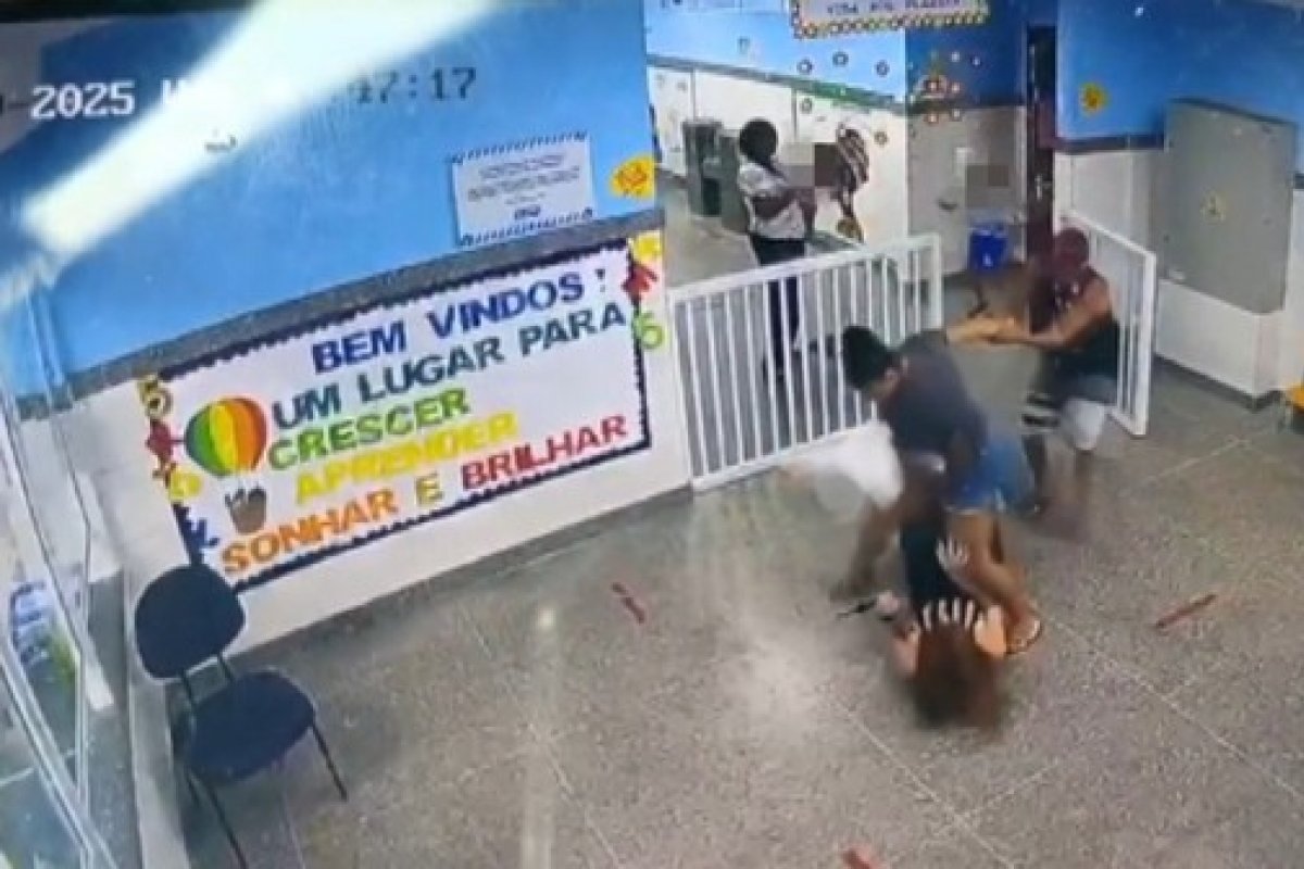 Vídeo: Mãe de aluna agride diretora com empurrão e puxão de cabelo em escola de Salvador