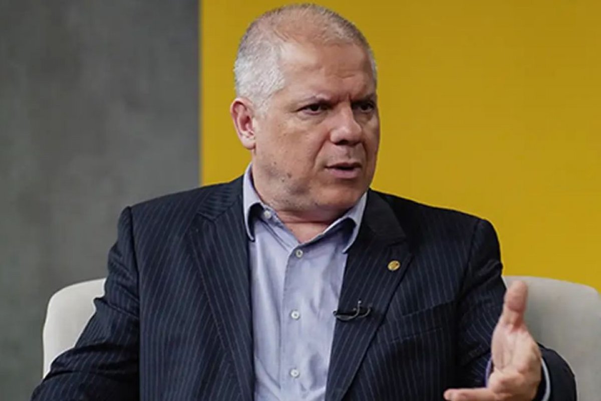 Ex-presidente do INSS nega omissão em descontos e diz que seguiu decisão do TCU