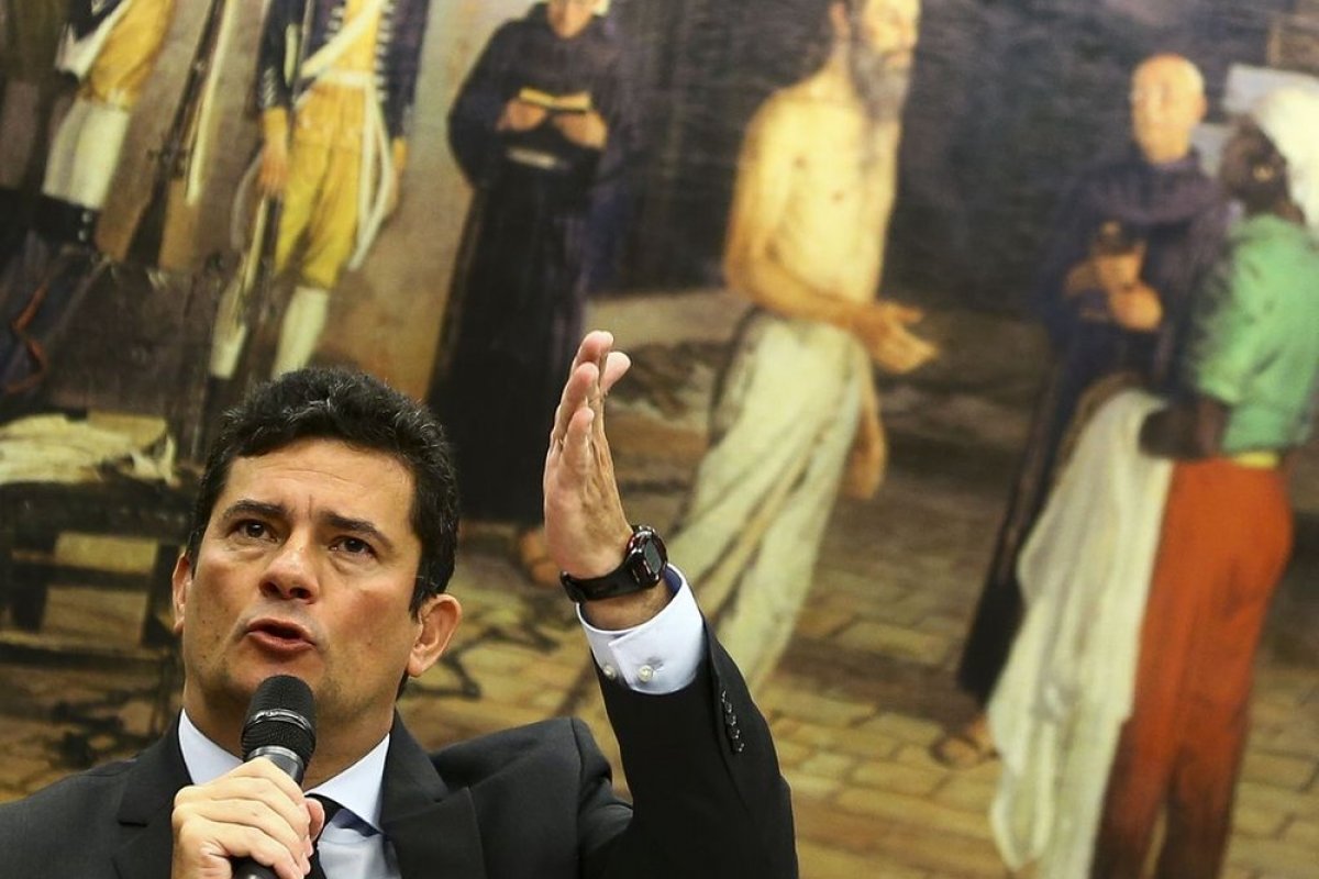 Moro chama deputado de 'desqualificado' após ser ofendido na CCJ