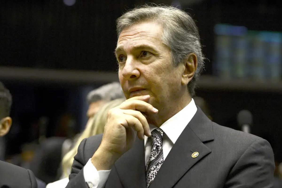 Moraes concede prisão domiciliar com uso de tornozeleira eletrônica a Collor