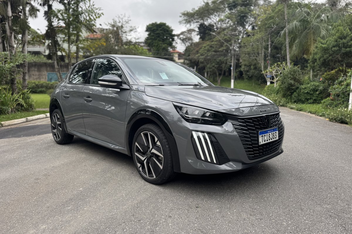 Farol da Bahia testa o Peugeot 208 GT 2025: melhor do segmento?