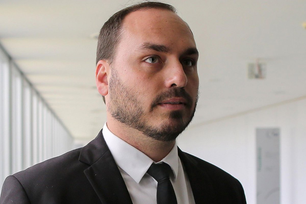 Imagens revelam que Carlos Bolsonaro recebeu ex-assessores investigados no Gabinete