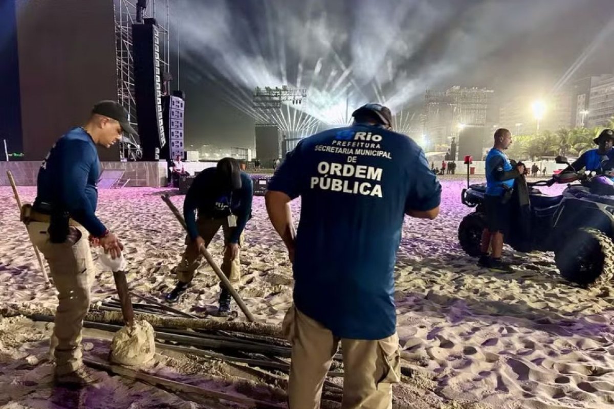 Operação apreende barraca enterrada na areia em Copacabana antes de show de Lady Gaga