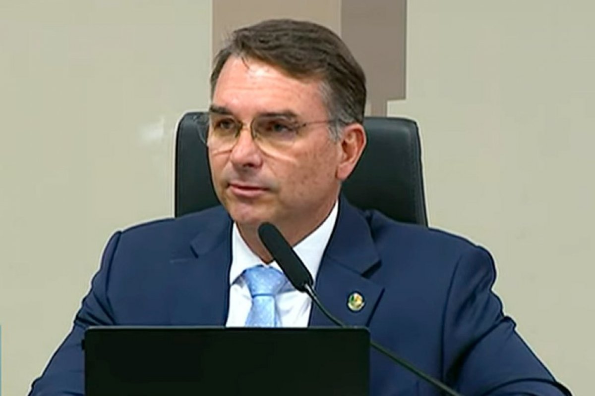 Flávio Bolsonaro disse ganhar R$ 57 mil, metade com chocolates, ao fazer empréstimo por mansão