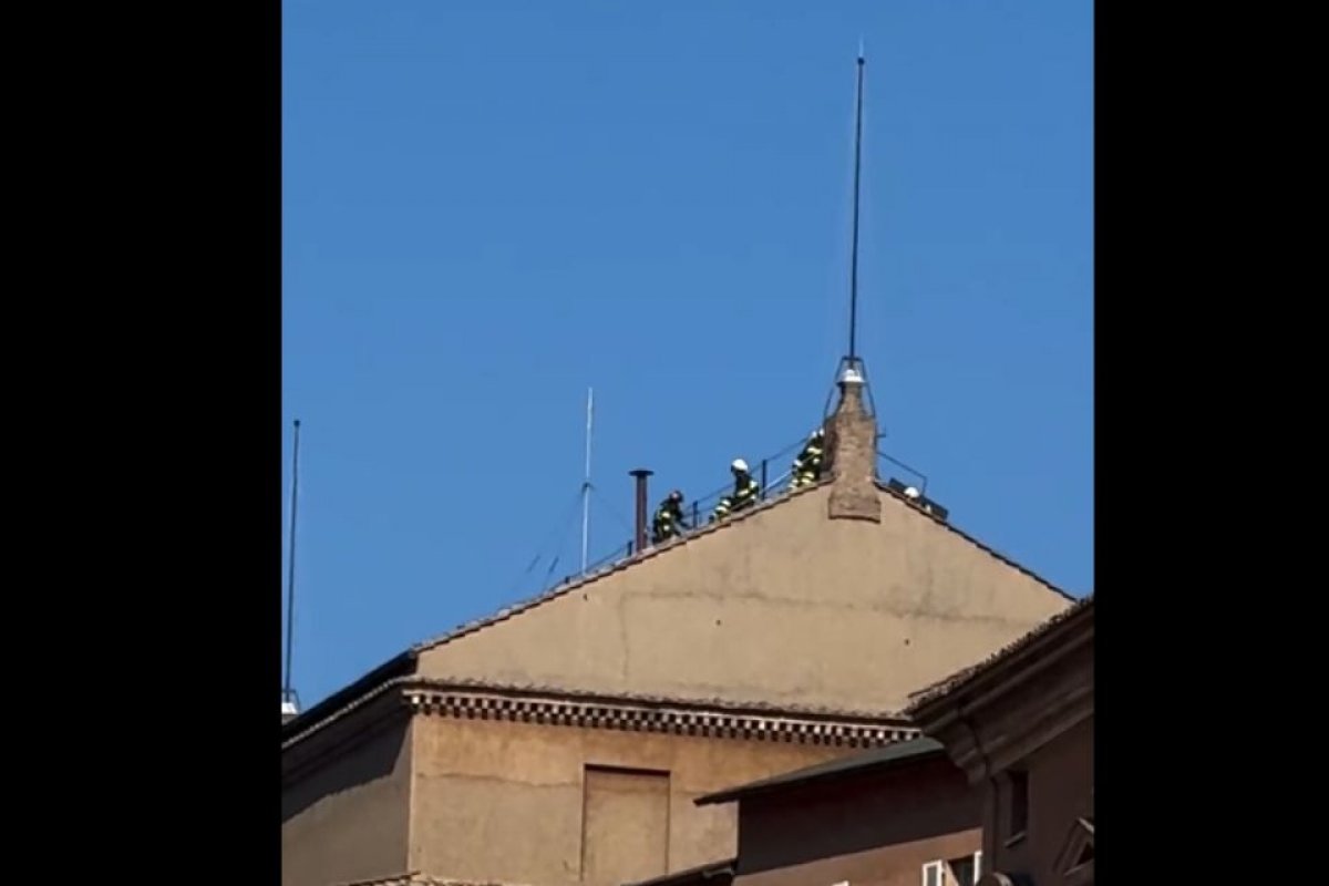 Vídeo: Vaticano instala chaminé da Capela Sistina para início do conclave