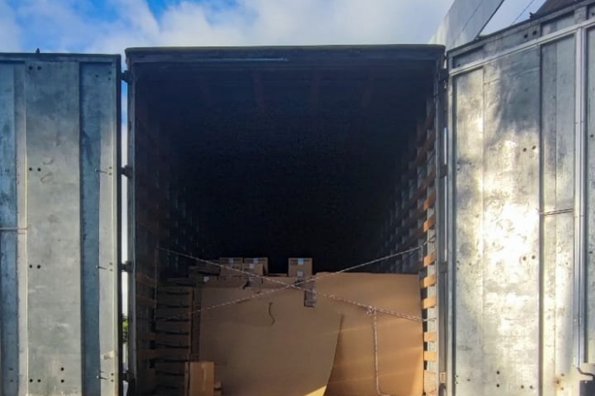 Carretas com 52 toneladas de leites roubadas são recuperadas em Tucano