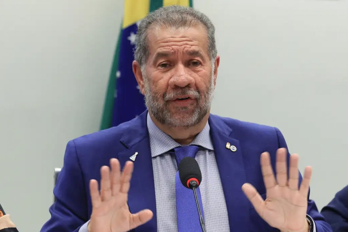 Carlos Lupi pede demissão do ministério da Previdência em meio a escândalo no INSS