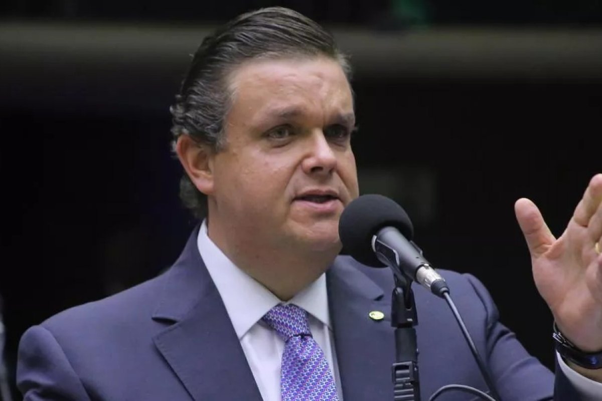 Líder do PL na Câmara pede afastamento de novo ministro da Previdência