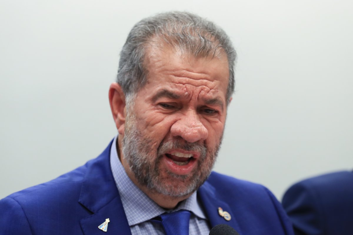 Carlos Lupi pediu demissão em 2011 após denúncias de favorecimento a ONGs