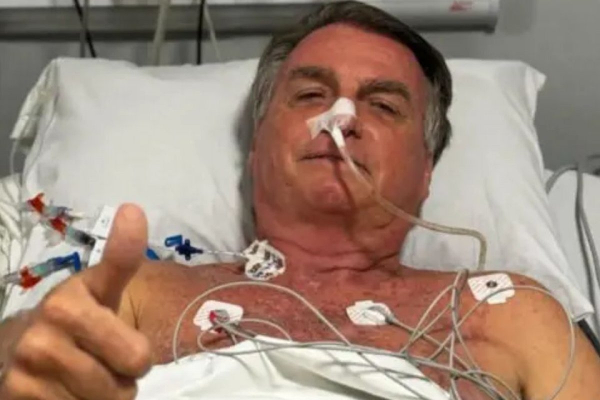 Imagem forte: Bolsonaro divulga foto da barriga aberta após cirurgia