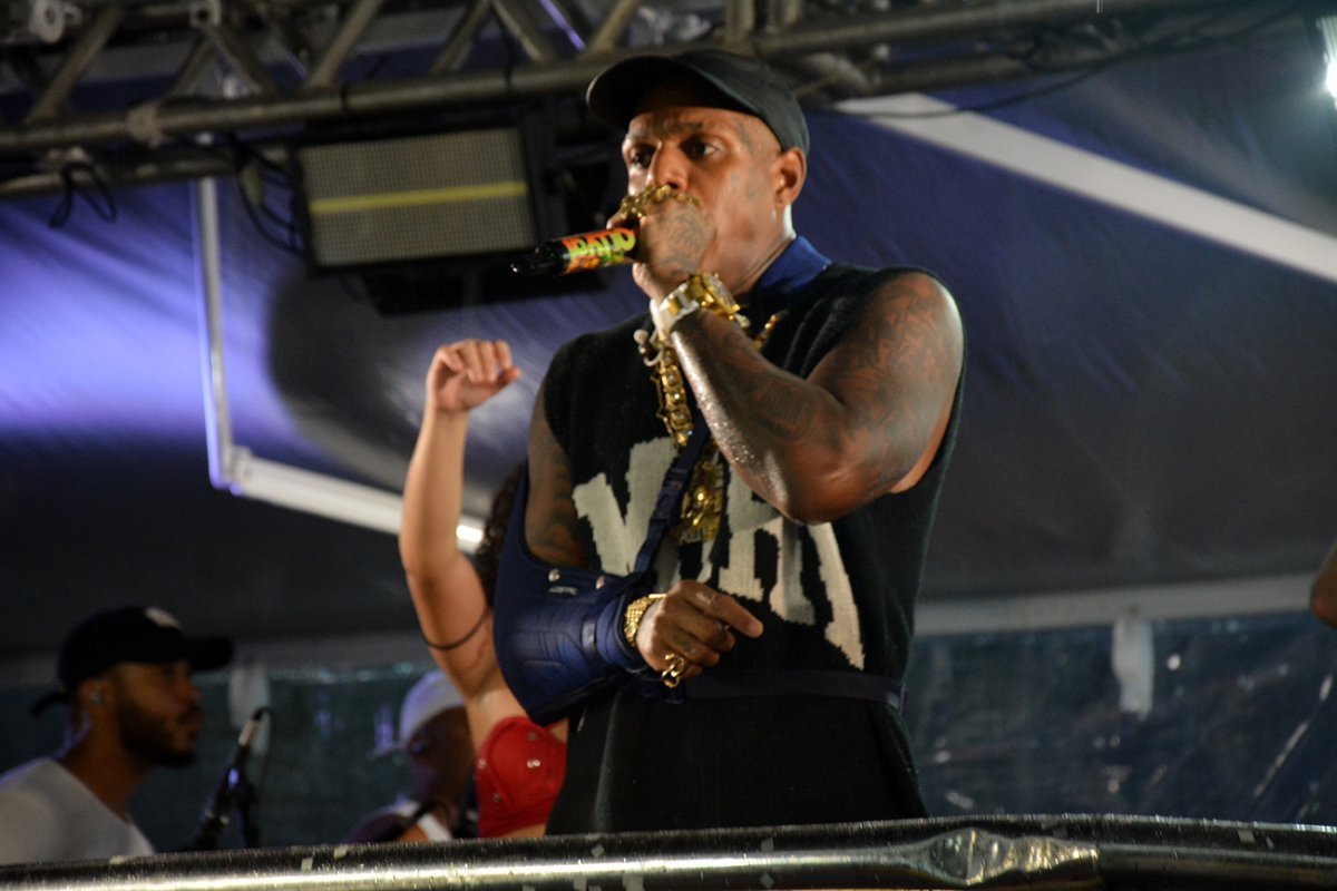 Carro do cantor Oh Polêmico capota na BR-324 antes de show na Micareta de Feira