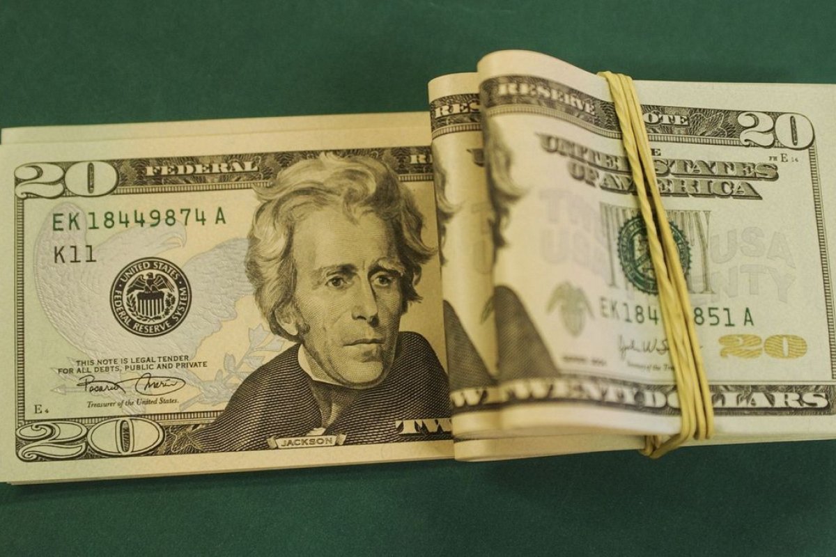 Dólar registra alta e bate quarto recorde consecutivo