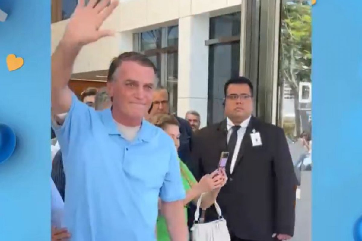 Vídeo: Bolsonaro recebe alta e deixa hospital três semanas após cirurgia