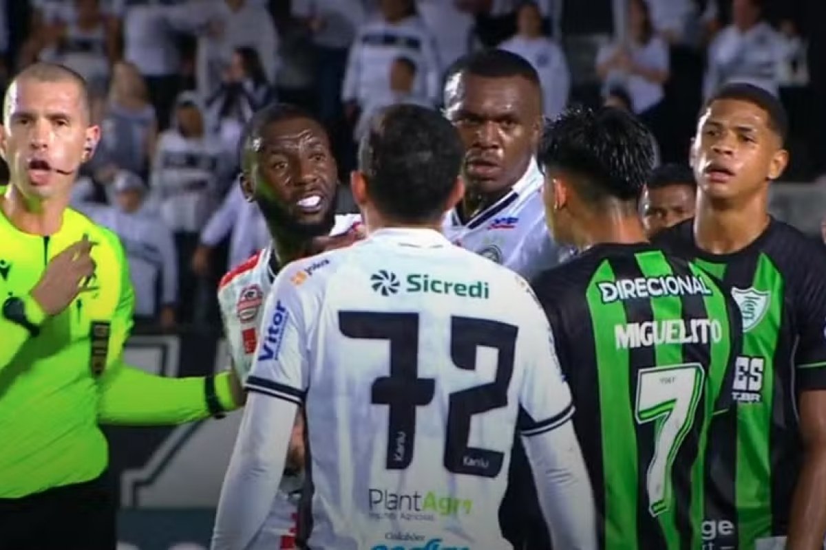 Vídeo: Jogador do América-MG é preso em flagrante por injúria racial em partida na Série B