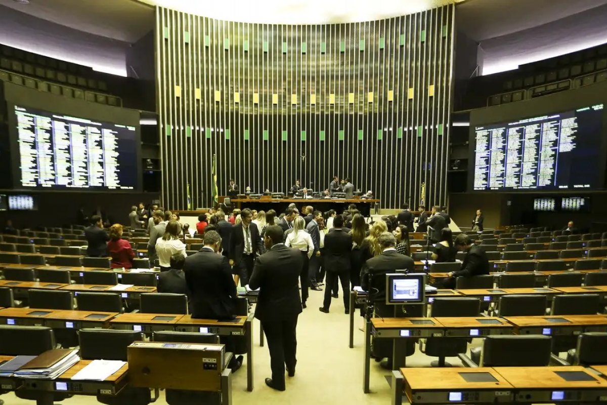 Câmara pode votar urgência PLP que prevê aumento no número de deputados federais