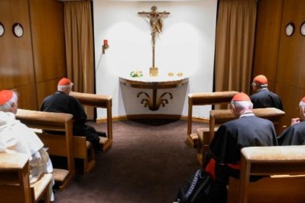 Cardeais devem ficar incomunicáveis para conclave por volta de meio-dia de quarta