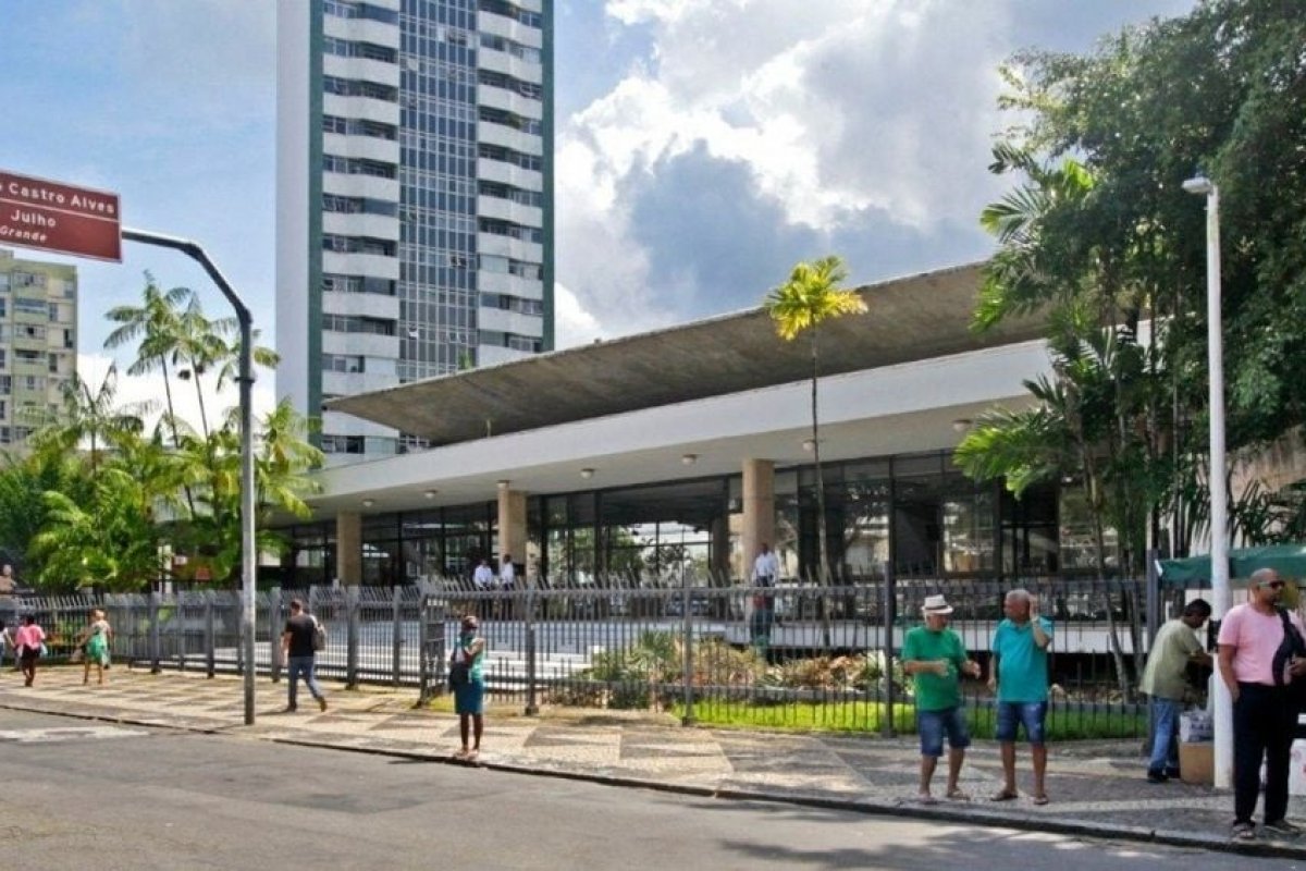 Cano estoura e jorra água na esquina do Teatro Castro Alves