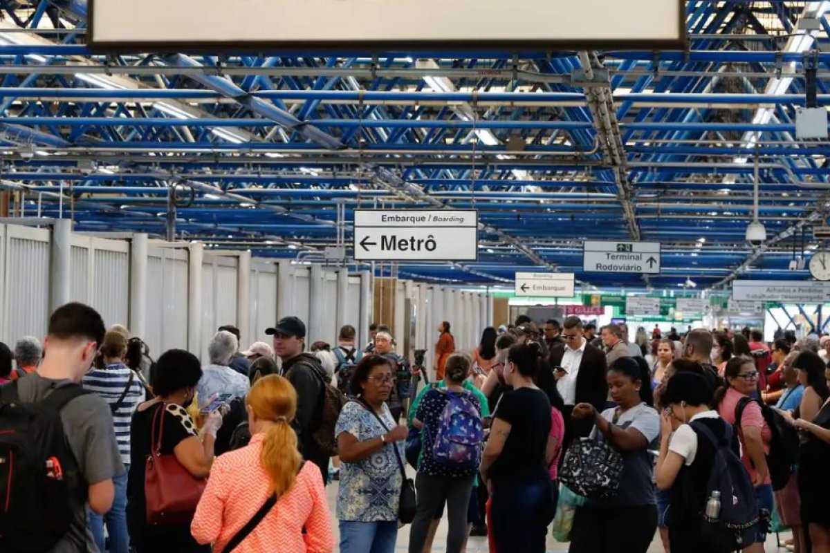 Passageiro morre ao ficar preso entre metrô e porta de plataforma da estação Campo Limpo