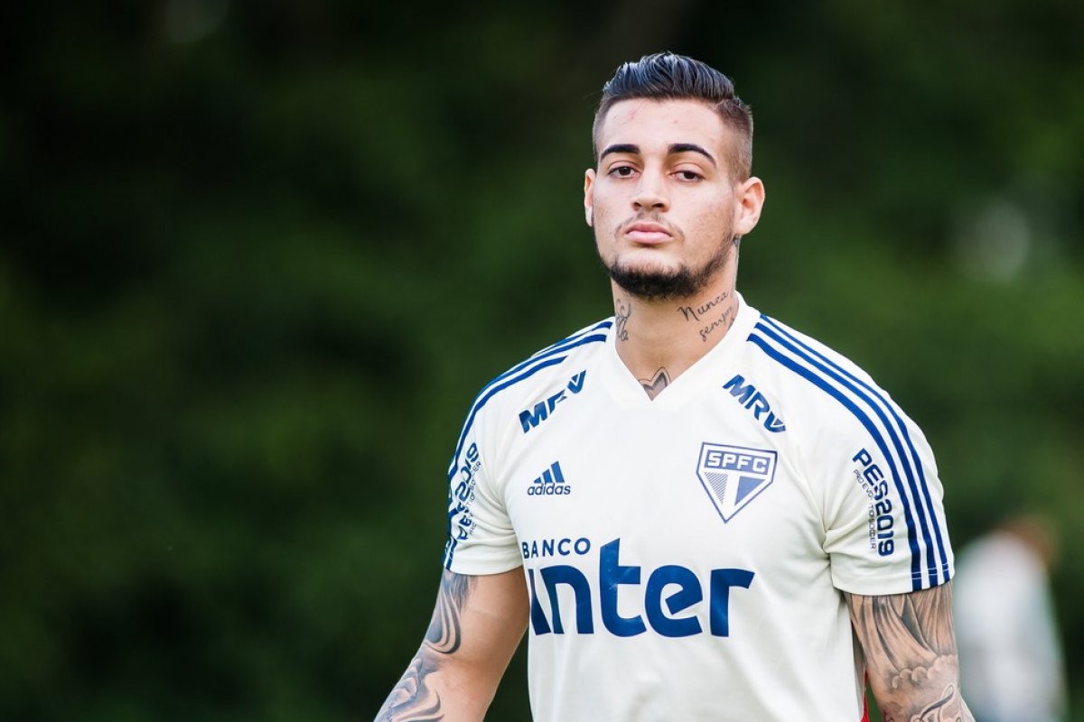 Ex-mulher de Jean afirma que atleta não paga pensão às filhas