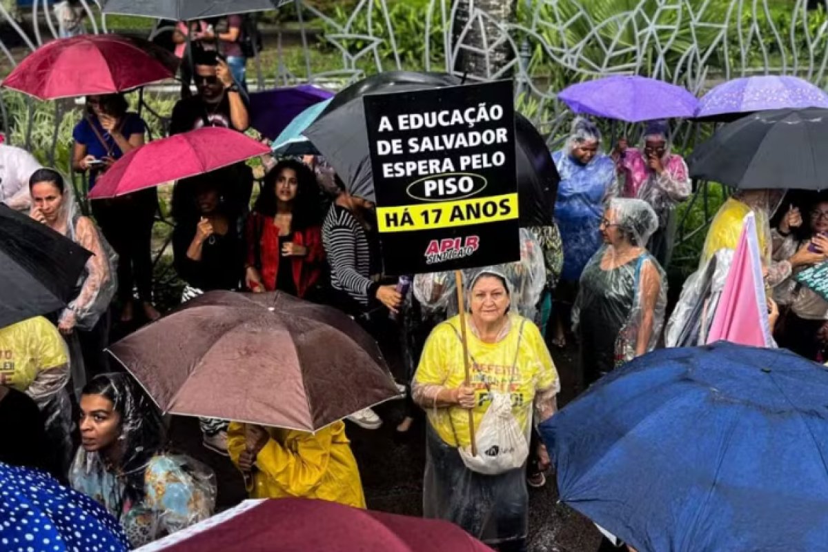 Salvador: professores da rede municipal aprovam greve por tempo indeterminado