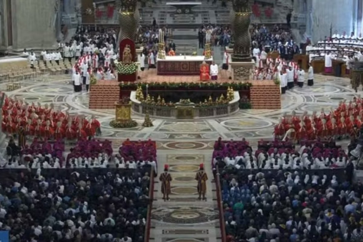 Durante missa pré-conclave, Cardeal Giovanni Re faz apelo para que novo papa "desperte consciência de todos"