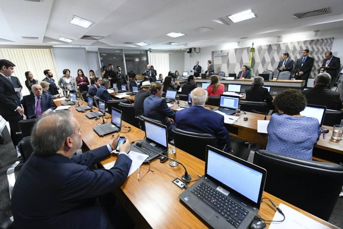 Projeto de lei que obriga presos a bancarem despesas é aprovado