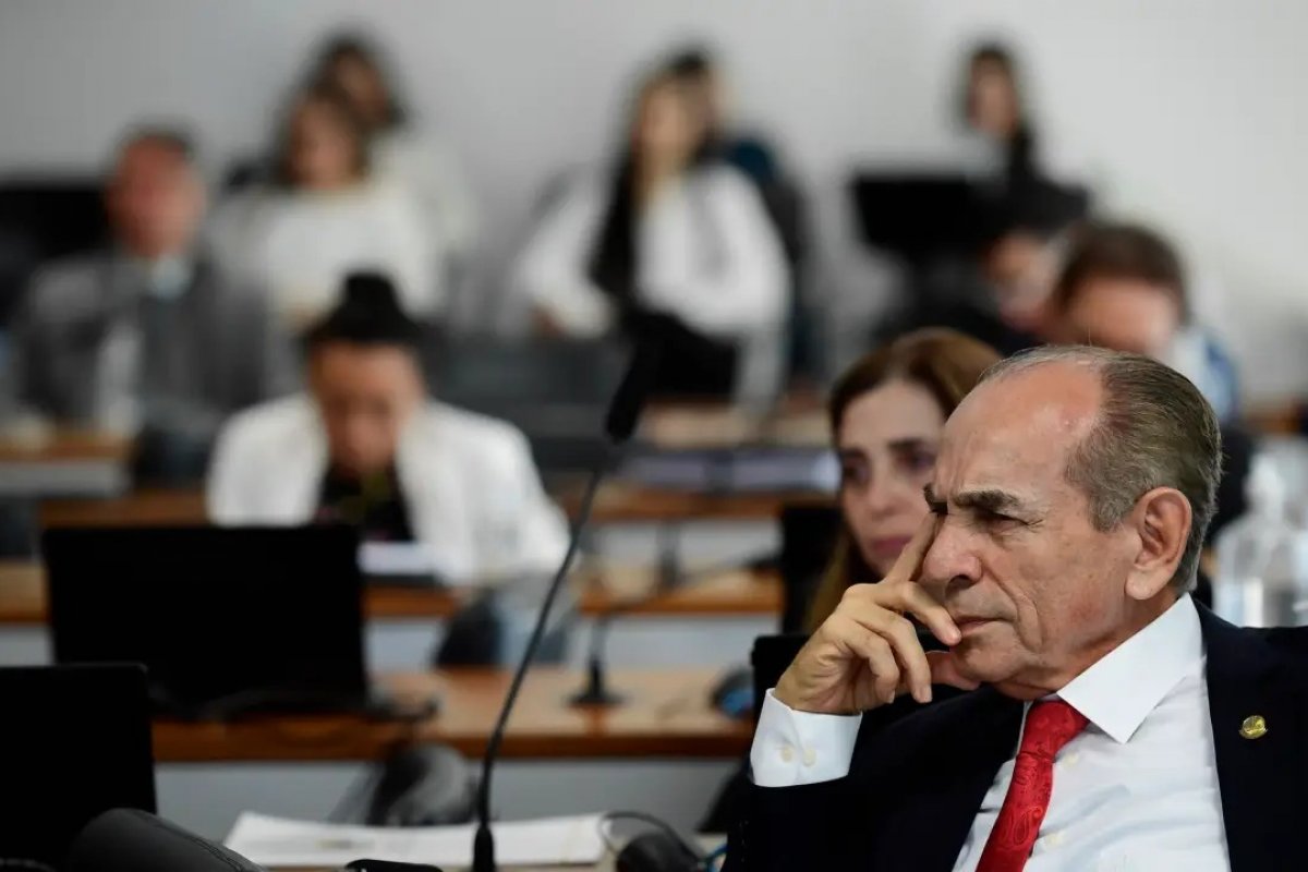 CCJ do Senado adia votação de PEC que extingue a reeleição após pedido de vista 