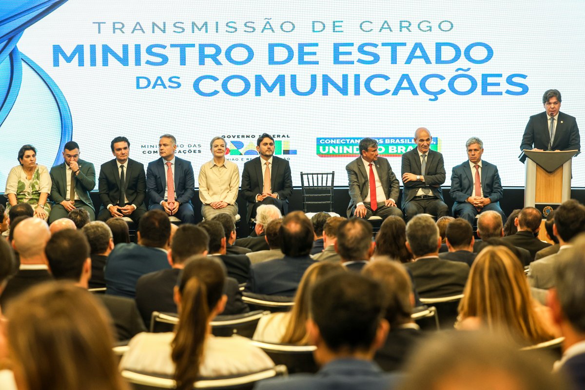 Novo ministro das Comunicações toma posse em evento com presença de demitido