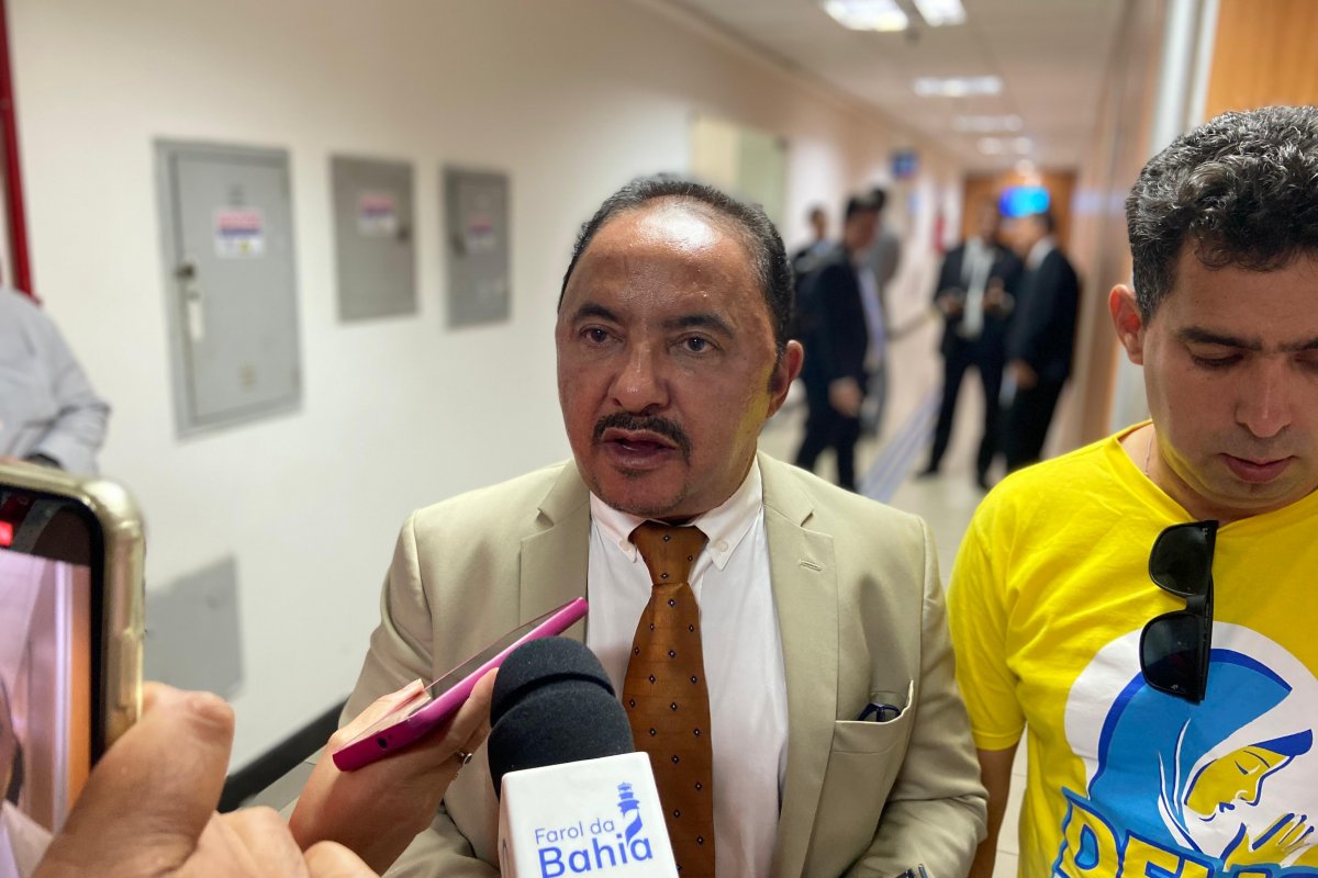 Com convite para voltar ao PDT, Roberto Carlos diz ter ficado 'surpreso' com saída do partido da base de Lula na Câmara