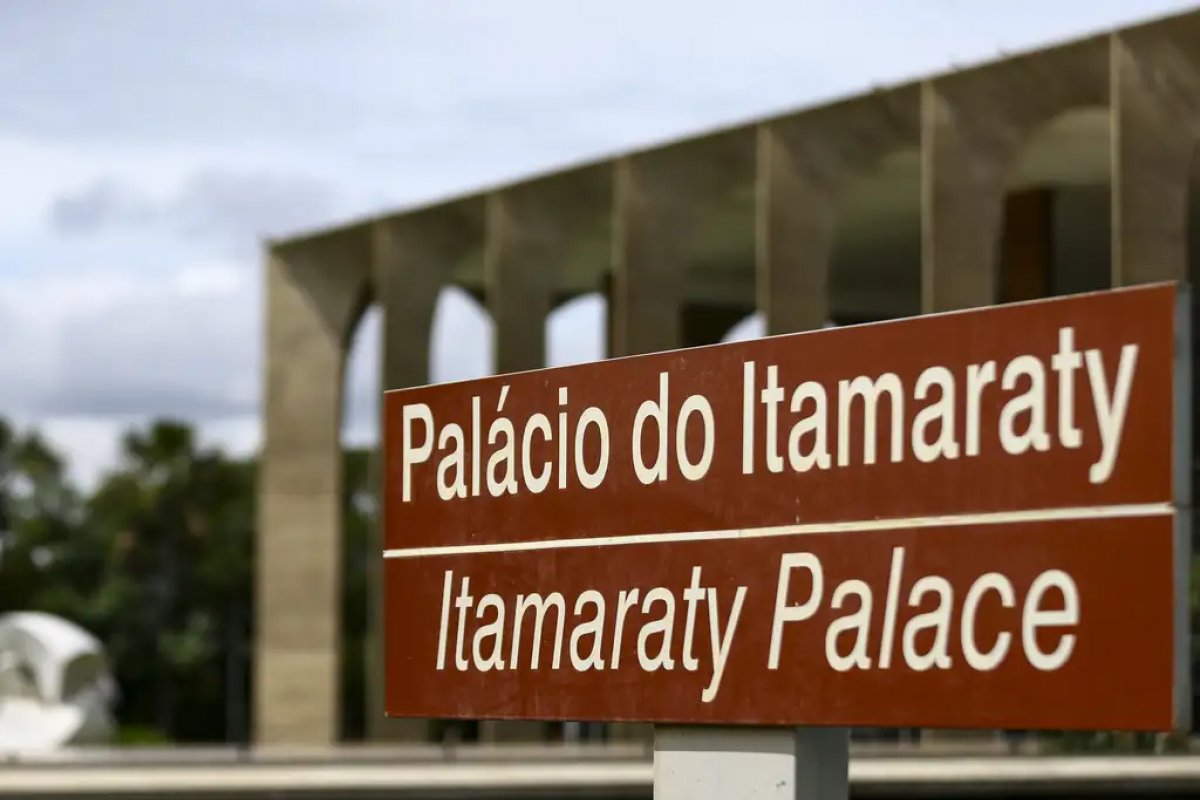 Itamaraty afirma que só soube da saída de asilados venezuelanos da embaixada após eles deixarem o local