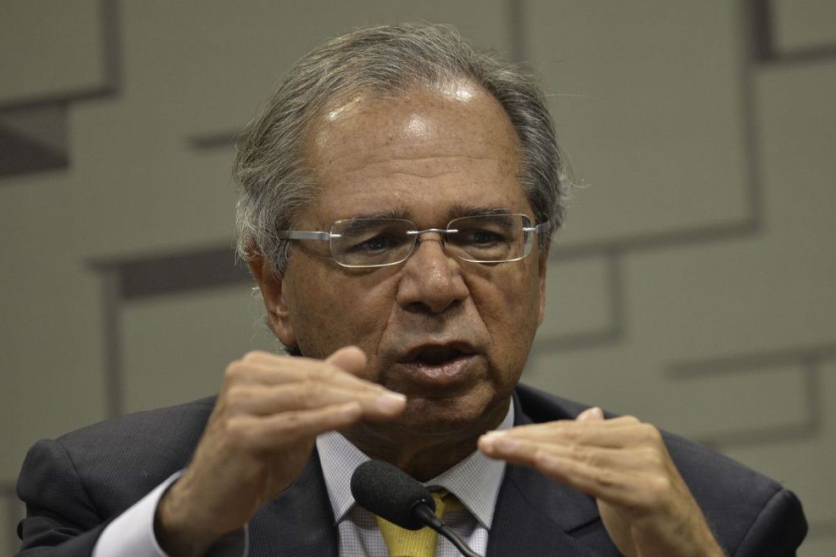 "Empregada doméstica indo para Disneylândia, uma festa danada. Pera aí", afirma Paulo Guedes