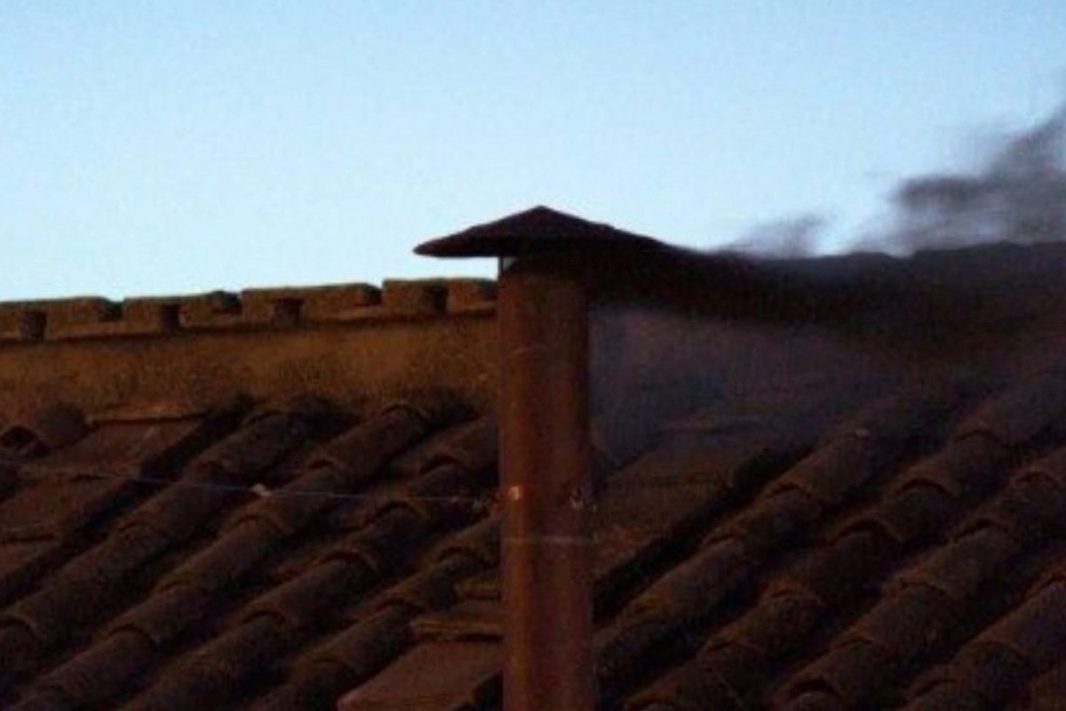 Conclave: fumaça preta volta a sair da chaminé da Capela Sistina na manhã desta quinta-feira (8); confira