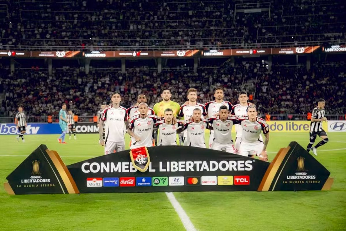 Jogadores do Flamengo sofrem tentativa de assalto no RJ; carro do goleiro Rossi foi atingido por quatro tiros