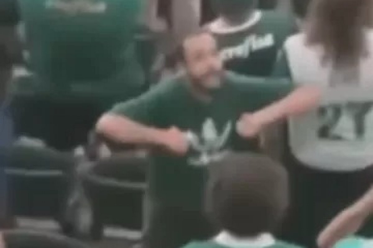 Torcedor diz que imitou galinha em gesto que custou R$ 300 mil ao Palmeiras